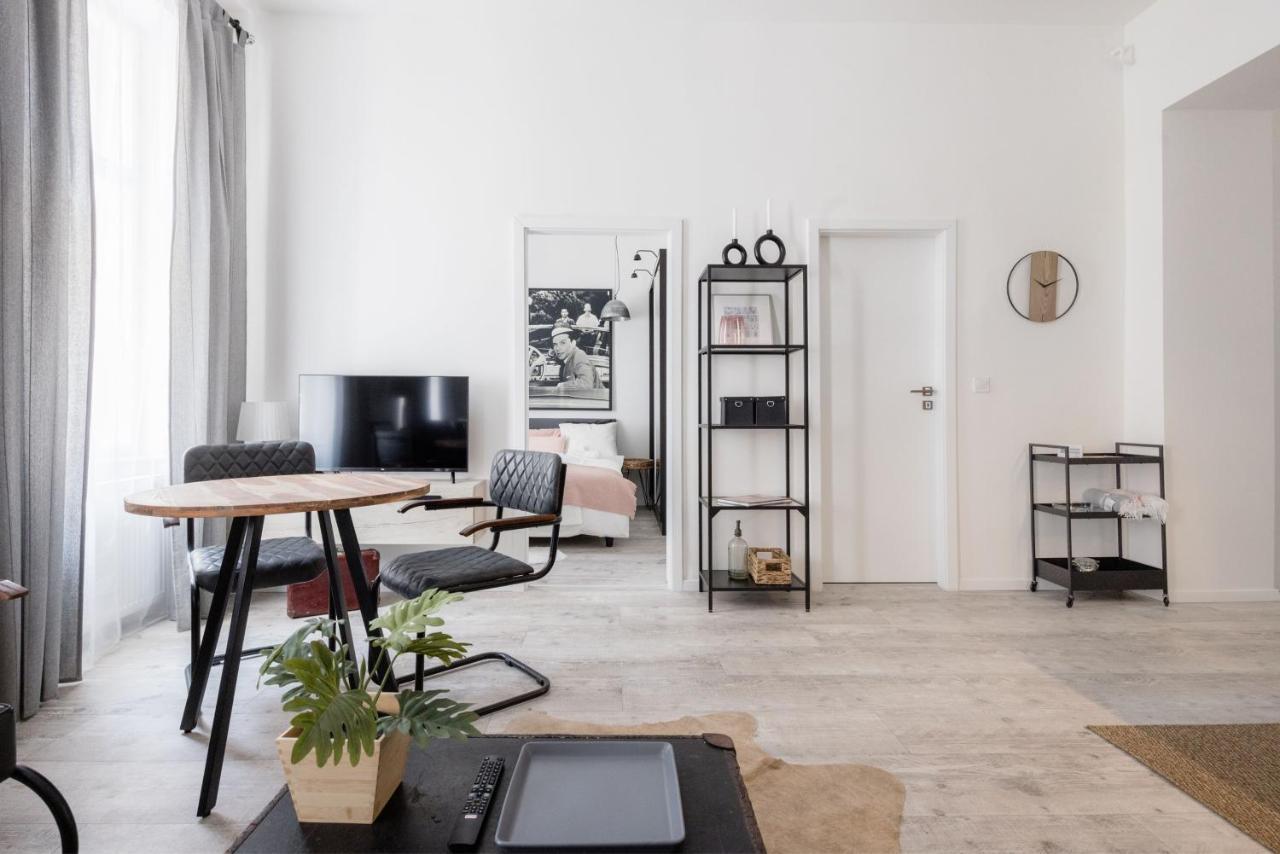 Two-Bedroom Apartment Next To Music Academy ブダペスト エクステリア 写真