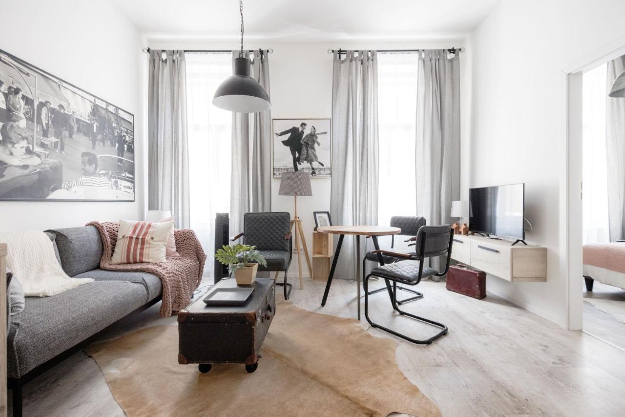 Two-Bedroom Apartment Next To Music Academy ブダペスト エクステリア 写真
